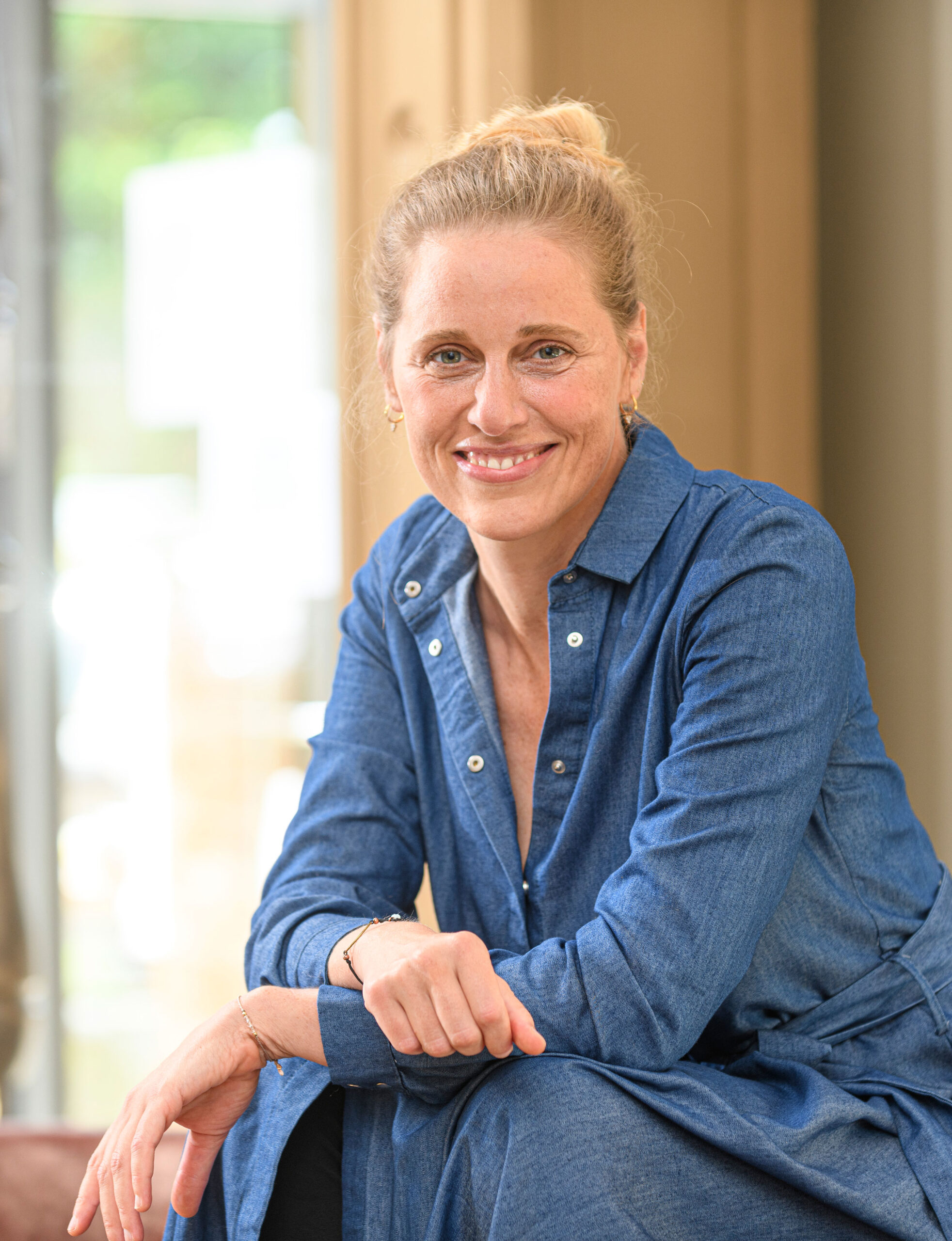 Sabine_sitzend_hochformat_DSC4719